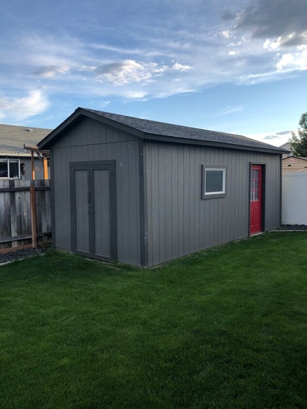 Building Photo - Extra Large Home For Rent, 4 Bedrooms!