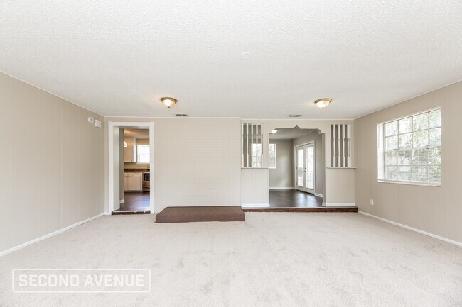 Foto del edificio - 1021 Lake Forest Blvd