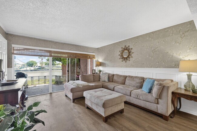 Foto del edificio - 5617 NW 16th St