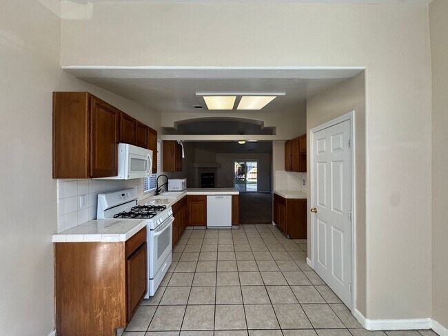 Building Photo - Spacious Northwest Bakersfield Home!