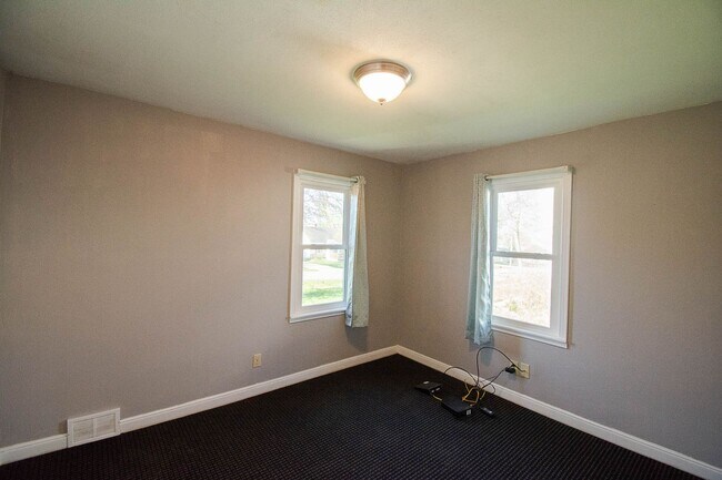 Foto del edificio - Fenced Yard, 2-Car Garage + Quiet Location!