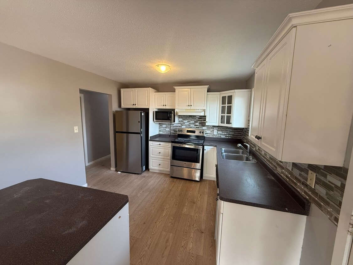 Primary Photo - 3507-3524 24 Ave