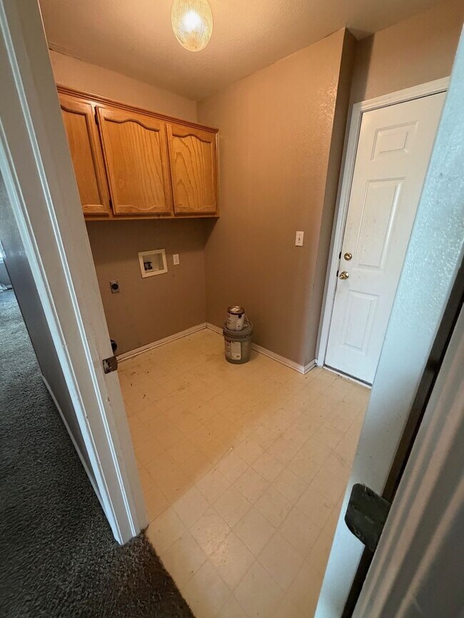 Foto del edificio - This charming single story 3 bedroom, 2 bath home with the convenience and an unbeatable location.