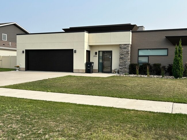 Building Photo - 3955 Ivy Dr