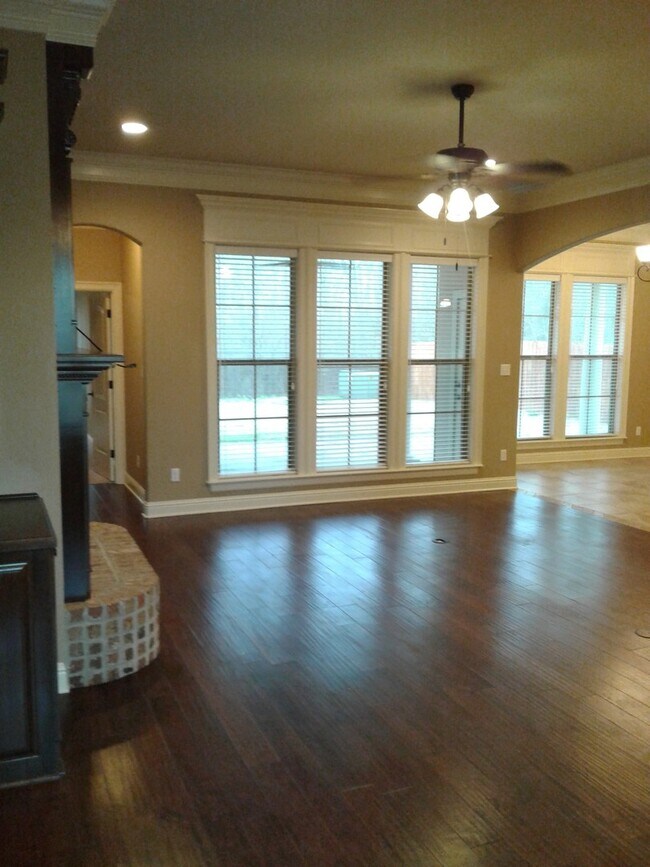 Building Photo - ** BEAUTIFUL 3/2 HOME IN TIBURON **