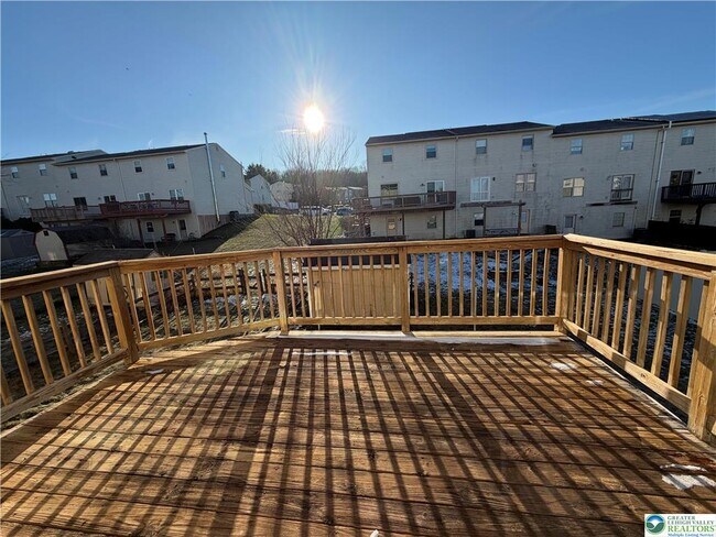 Building Photo - 350 Moty Dr