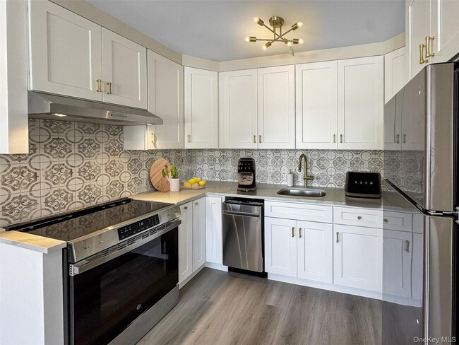 Building Photo - 110 Jericho Tpke