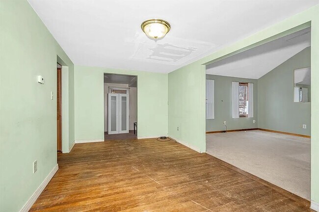 Foto del edificio - 126 Groton Rd