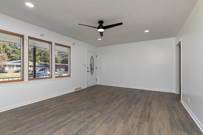 Foto del edificio - 2710 E Madison St