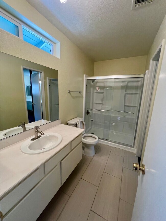 Foto del edificio - Charming 2 Bed 1.5 Bath Condo in Quiet and...