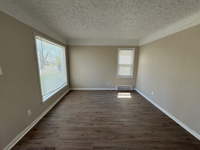 Foto del edificio - Renovated 3-Bedroom Home – We Welcome Sect...