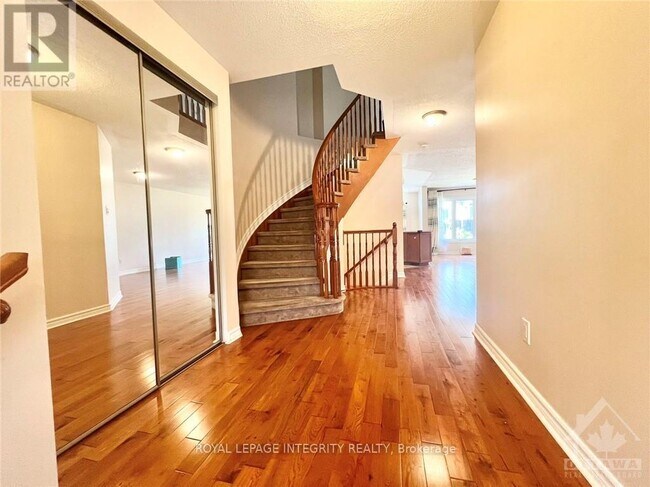 Photo du bâtiment - 102 Brady Ave