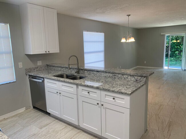 Foto del edificio - 6913 Sunny Ln Ave
