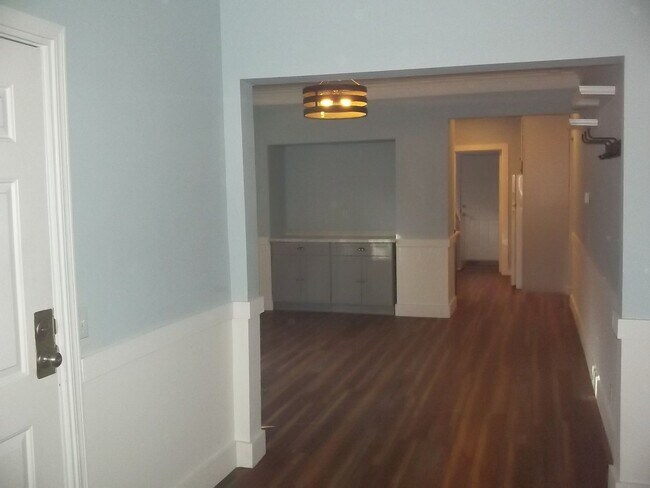 Building Photo - Updated 2 bedroom, 1 bathroom.