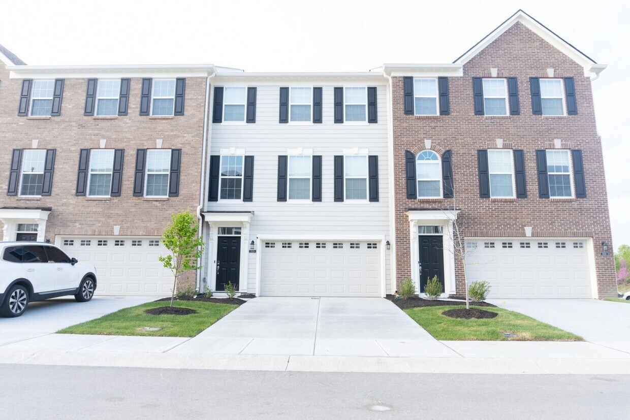 Primary Photo - Luxurious 4BR Townhome in Carmel