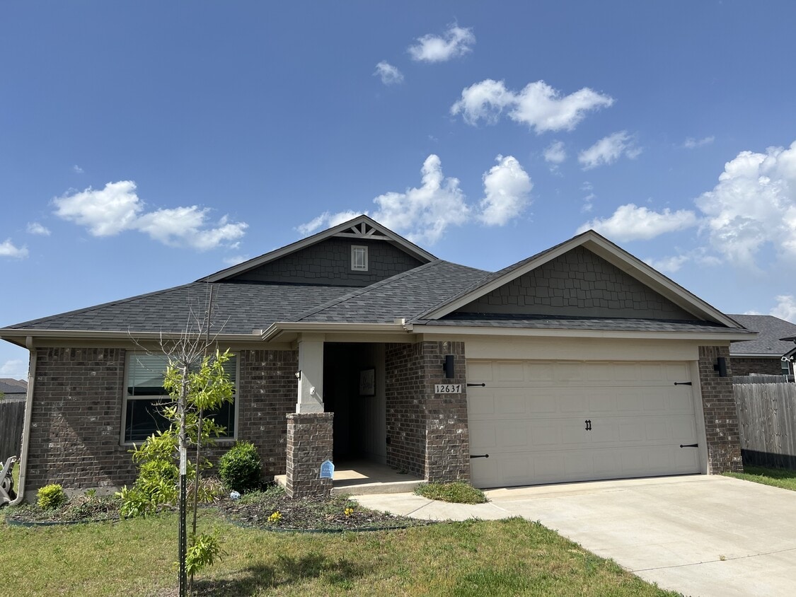 Photo - 12637 NW 3rd St (Yukon, OK)