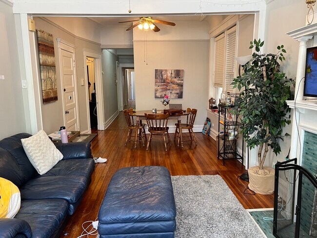 Foto del edificio - 822 W Newport Ave
