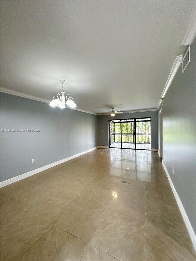 Building Photo - 8879 Fontainebleau Blvd