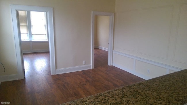 Building Photo - 2 br, 1 bath Apartment - 9907 74th Ave 2