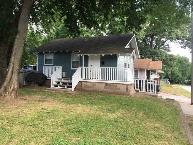 Foto del edificio - 215 N Xenophon Ave