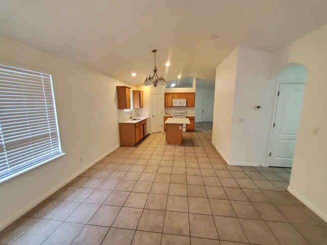 Building Photo - 723 N Aberdeen Way