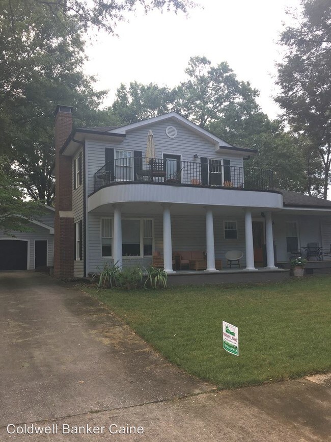 Building Photo - 305 Briarcliff Dr