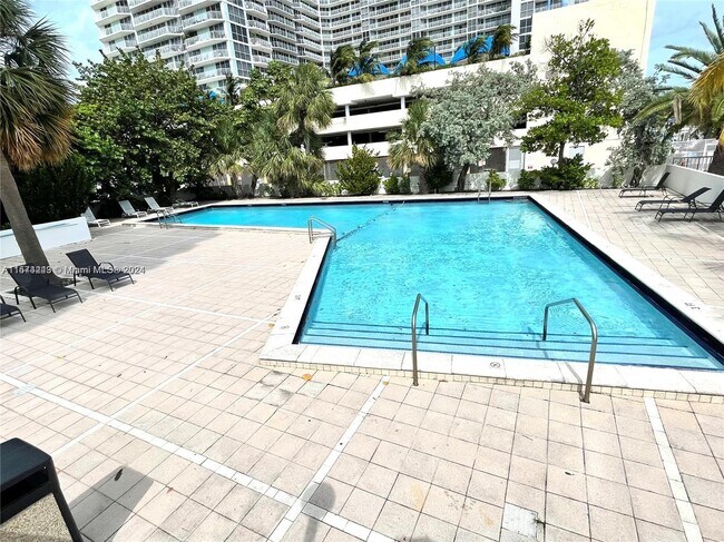 Foto del edificio - 7545 E Treasure Dr