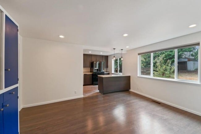 Foto del edificio - 3 bedroom in Seattle WA 98133