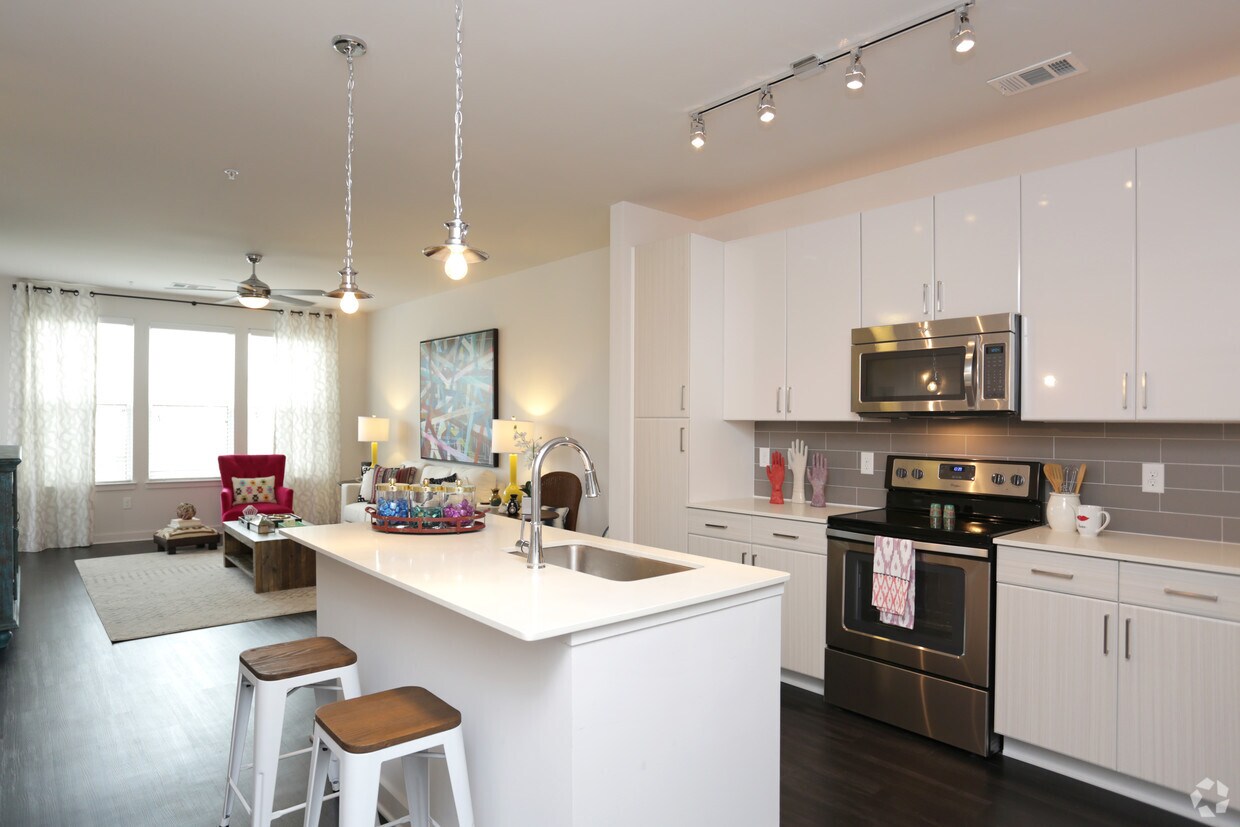 Station R Apartments Rentals in Atlanta at Moreland Ave NE Atlanta, GA