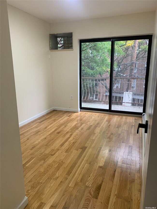 Foto del edificio - 42-10 Elbertson St