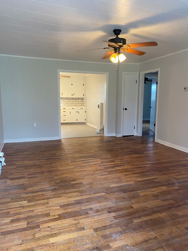 Building Photo - 152 Riverview St