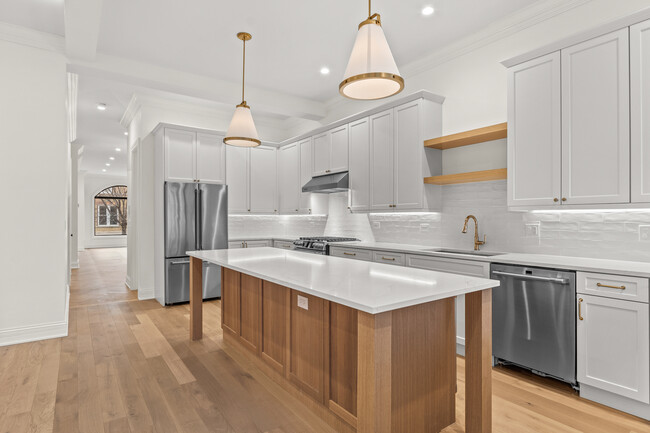 Building Photo - 2053 W Evergreen Ave