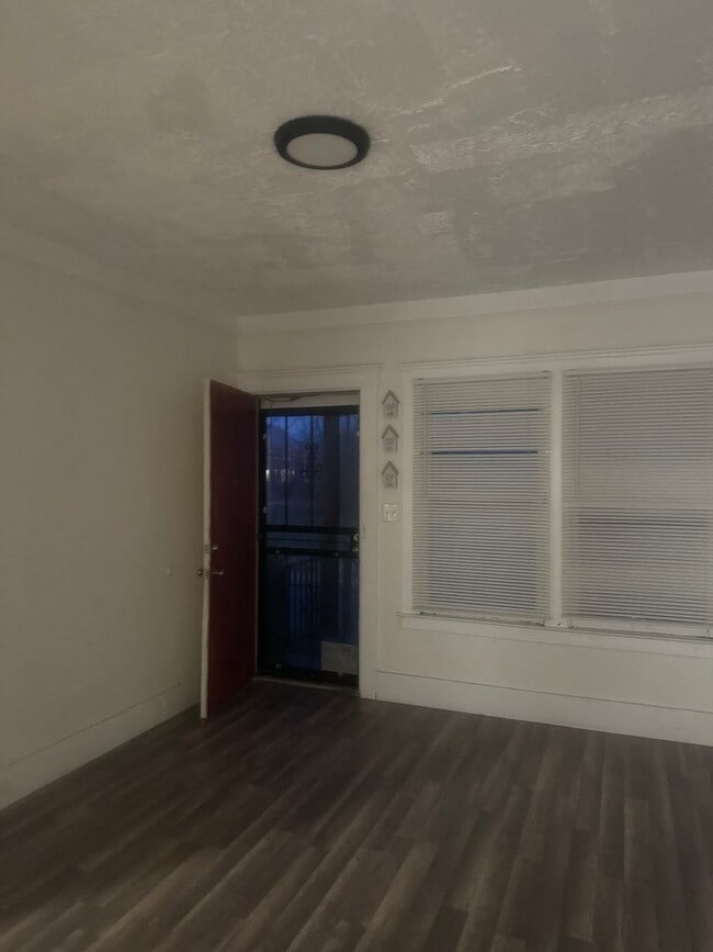 Building Photo - 2 bedroom/ 1 bathroom Detroit's Westside Home