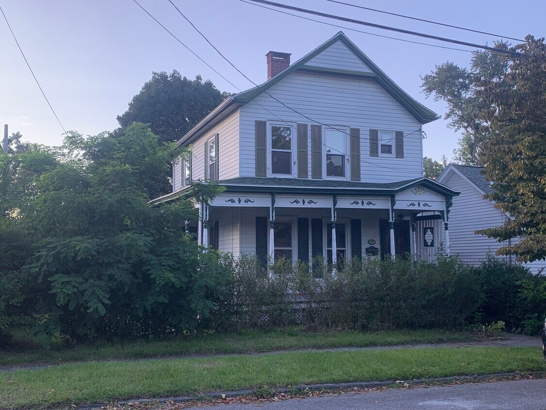 Foto principal - 107 Pine Grove Ave