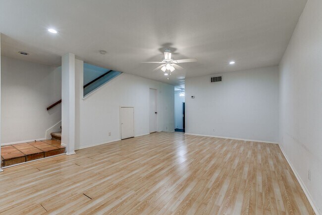 Foto del edificio - 2-BEDROOM TOWNHOME IN ALAMO HEIGHTS