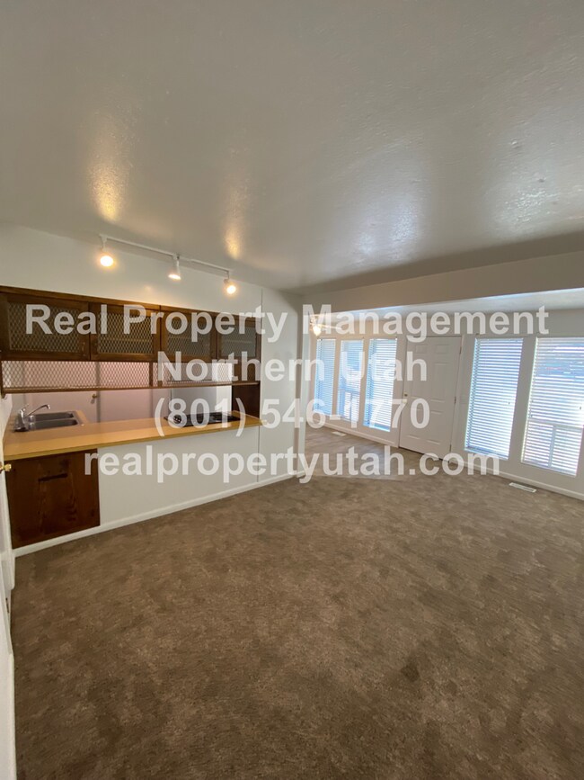 Building Photo - 2 Bedroom 1 Bath Riverdale Duplex Now Avai...