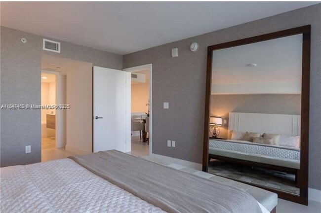 Foto del edificio - 9261 E Bay Harbor Dr