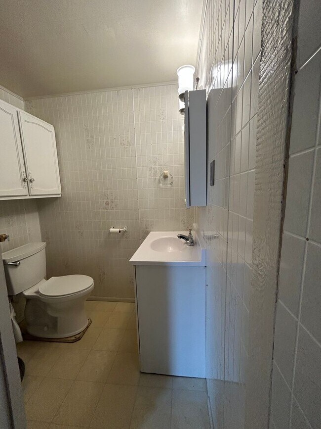 Building Photo - Large 3 Bedroom 1 Bathroom House