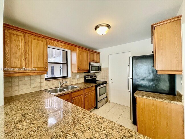 Building Photo - 2320 S Cypress Bend Dr