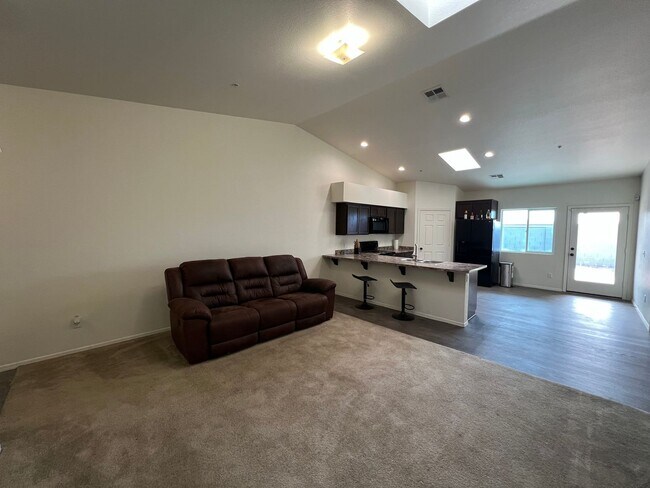 Foto del edificio - 3 BEDROOM HOME WITH SOLAR IN DESERT SKY!