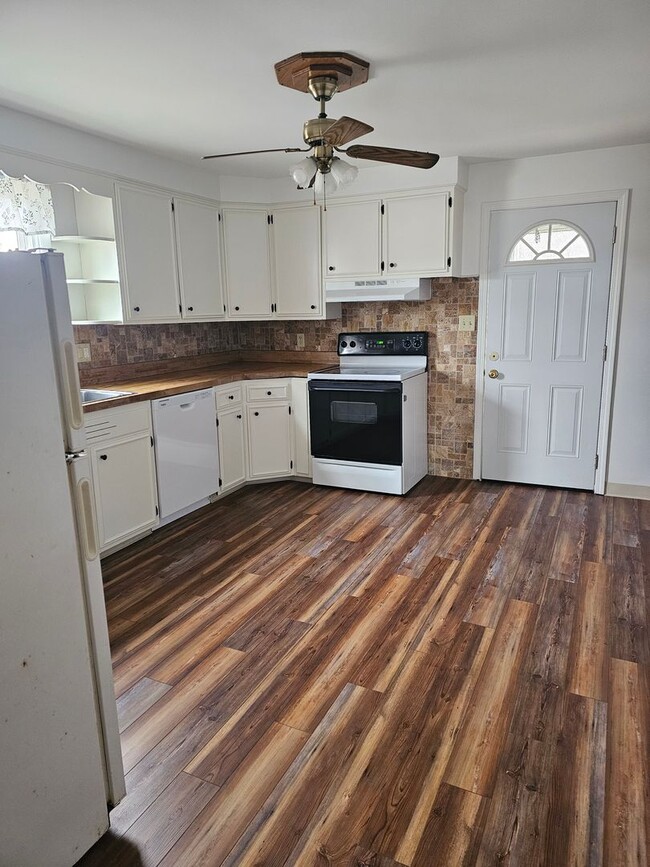 Building Photo - Duncansville Duplex