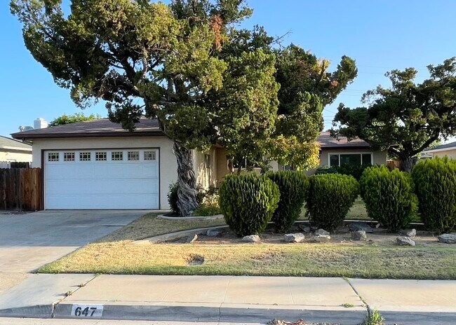Building Photo - 647 W Beverly Dr
