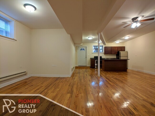 Building Photo - 1129 W Oakdale Ave