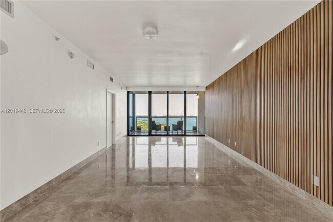 Foto del edificio - 601 NE 36th St