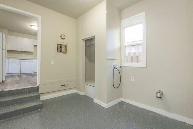 Building Photo - Spacious 2 Bedroom 1 Bathroom home