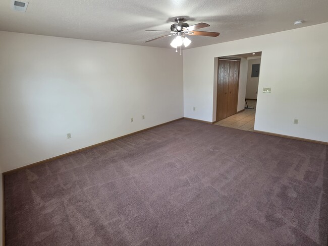Building Photo - 1003 S Riggen St