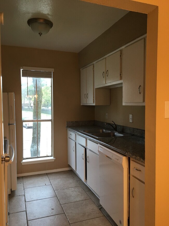 Building Photo - 1 bed/ 1 bath second floor condo