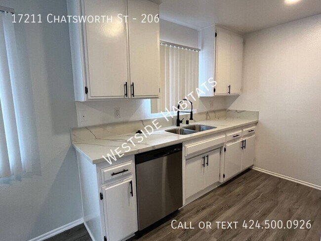 Foto del edificio - 17211 Chatsworth St