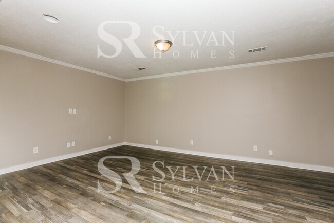 Foto del edificio - This 3 bedroom, 2 bathroom home on approxi...