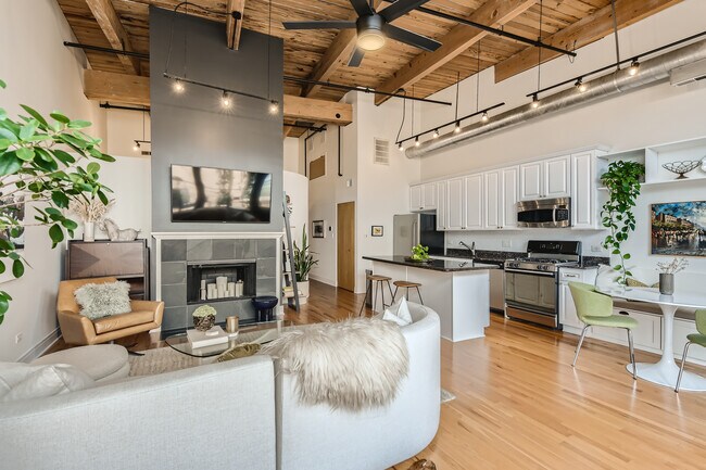 Foto del edificio - 1670 N Claremont Ave